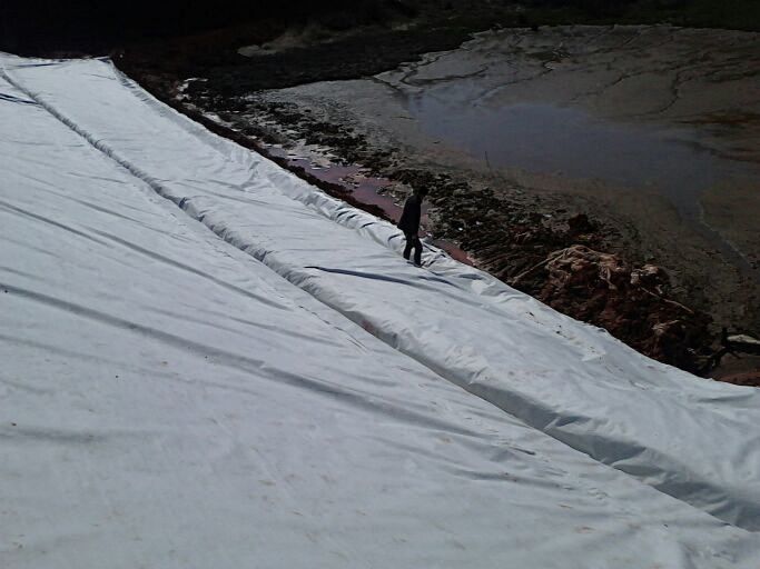 壩坡防浪護坡土工膜施工過程 土工膜價格貴嗎？