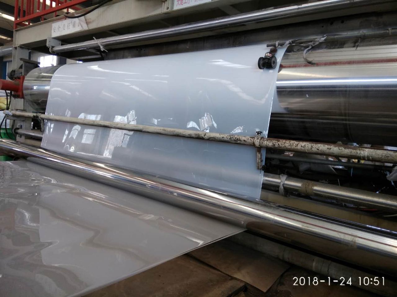  光面土工膜、糙面土工膜都由吹塑法完成