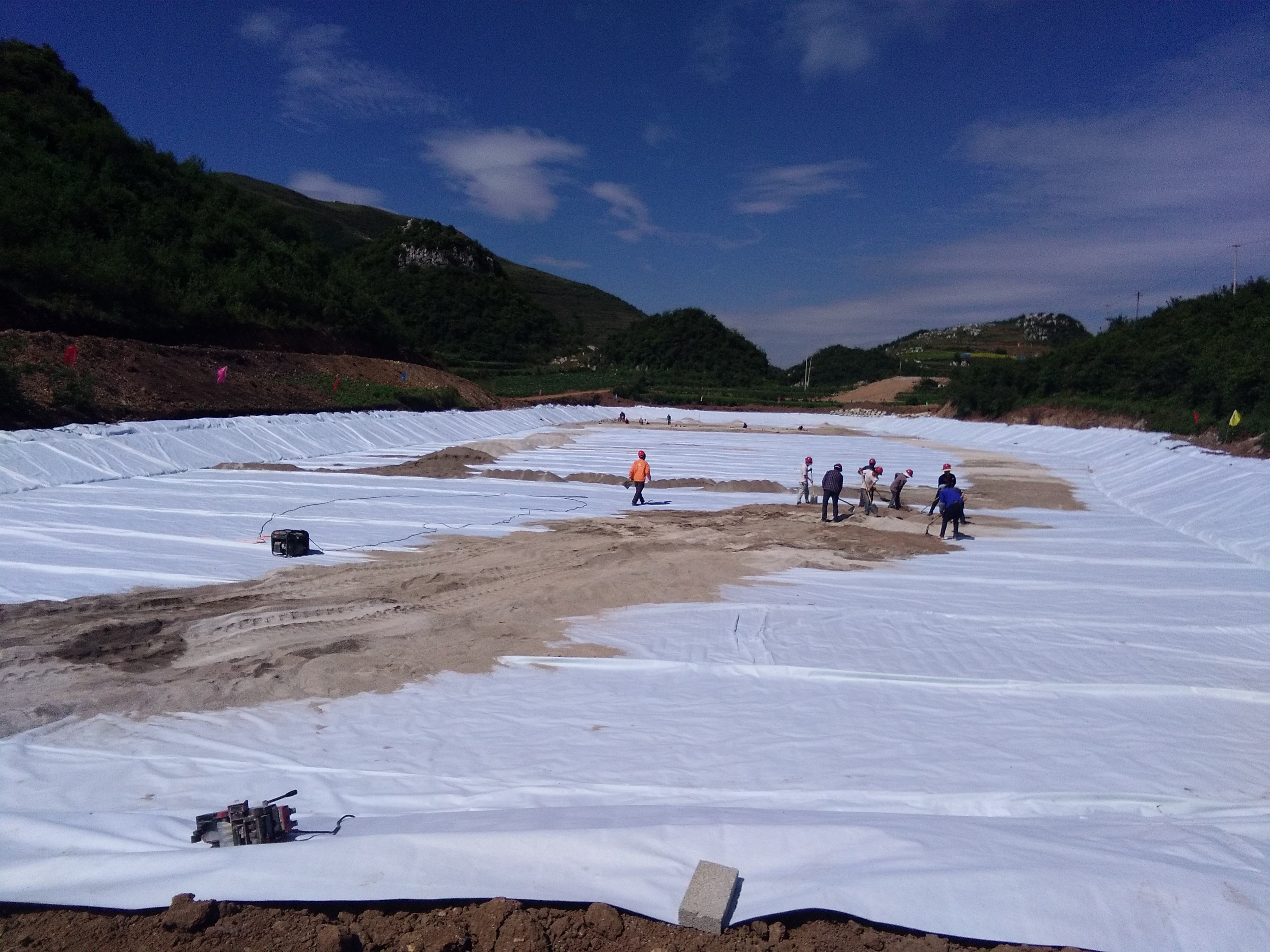 山谷型垃圾填埋場(chǎng)防滲土工膜規(guī)格應(yīng)如何設(shè)計(jì)？