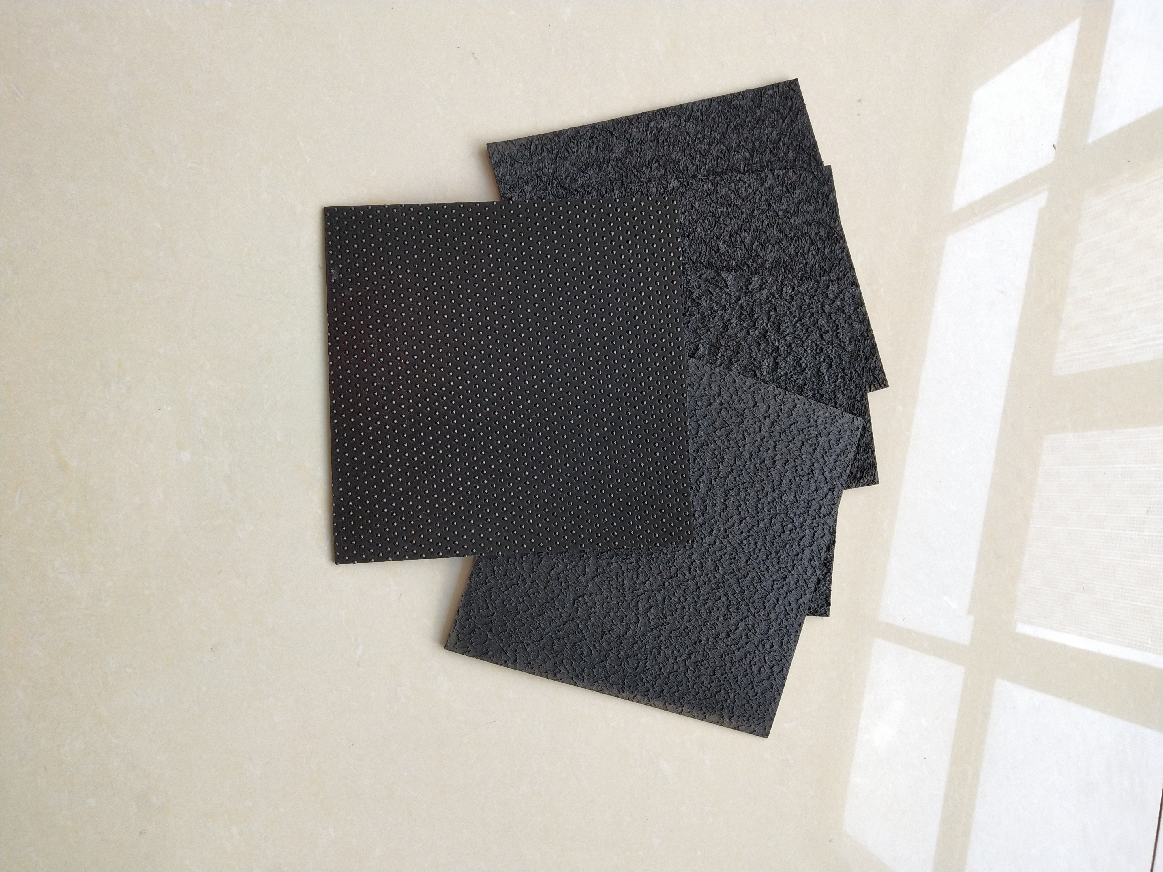 如何抑制糙面土工膜的伸長(zhǎng)率？